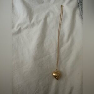 Vintage AVON Gold Etched Heart necklace